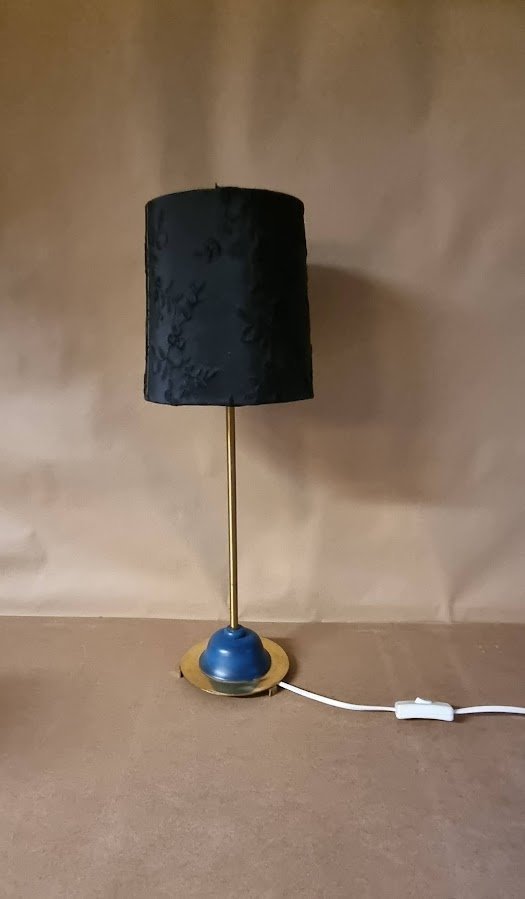 Snygg bordslampa i mässing med svart tygskärm.