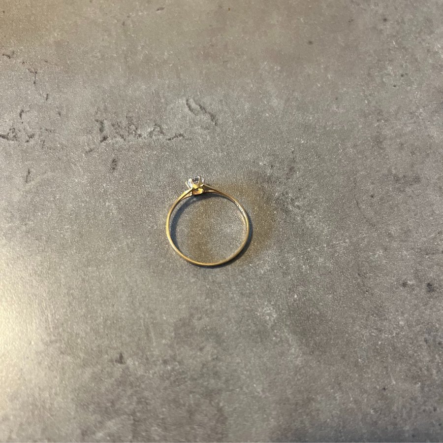 Ring 18k med sten