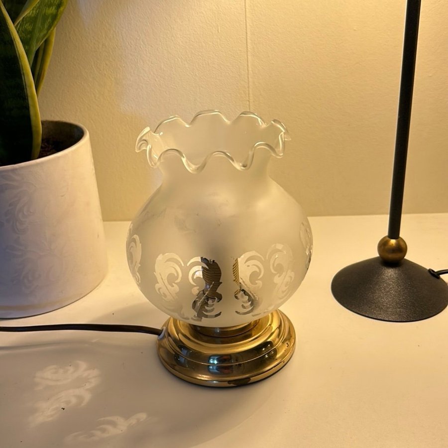 Snygg bordslampa med frostat glas