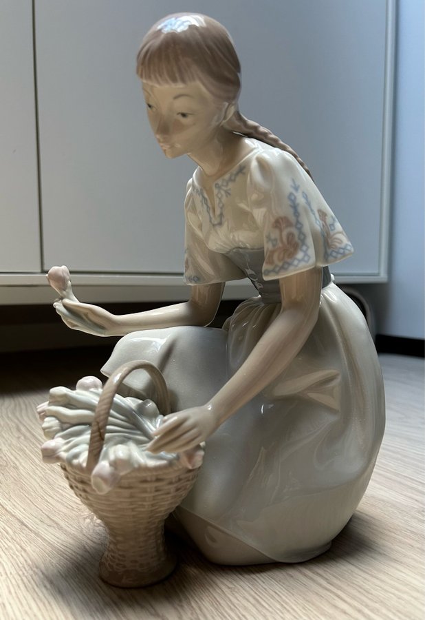 Lladro figurin