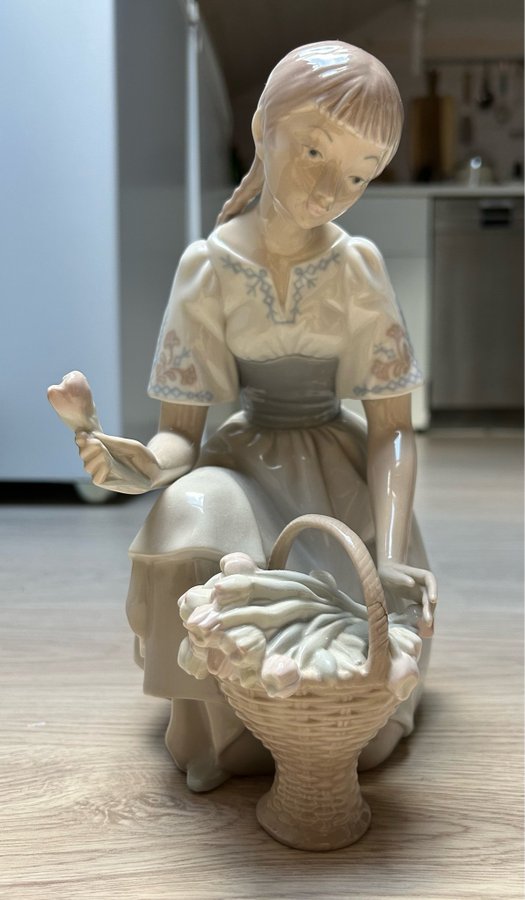 Lladro figurin