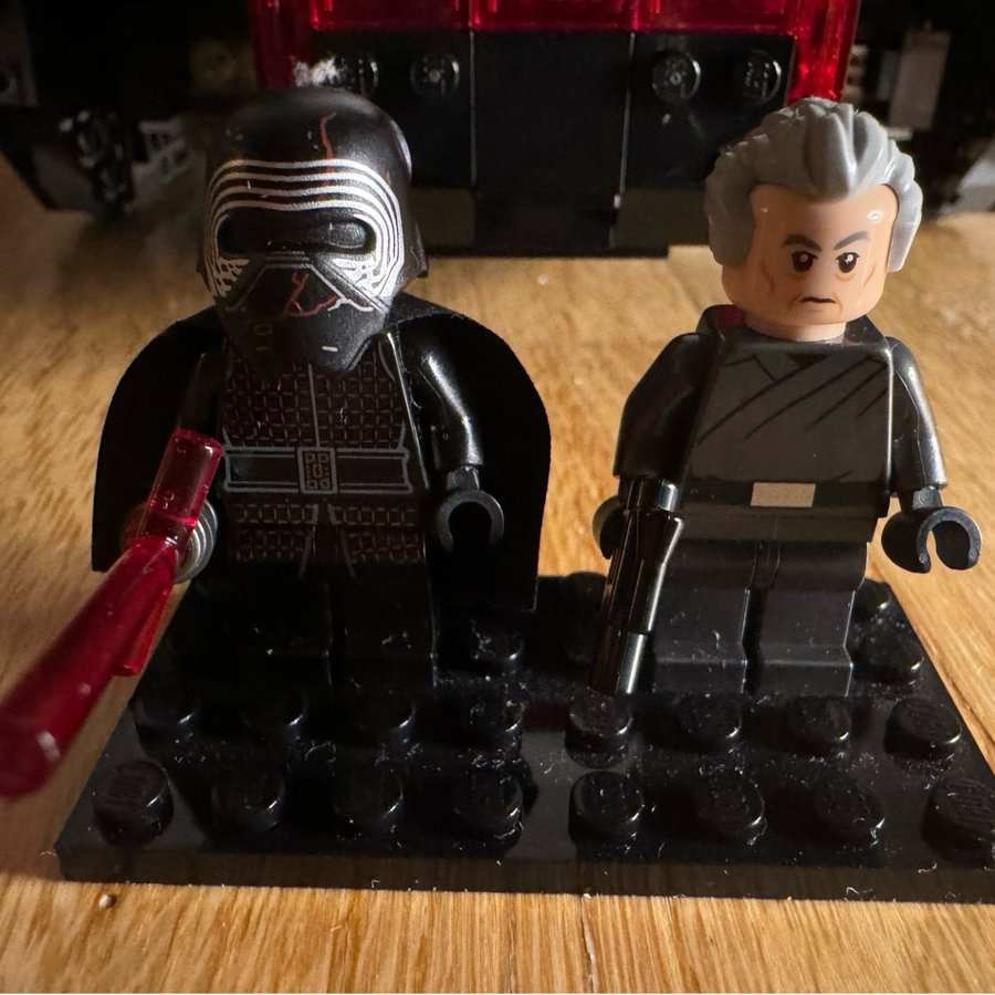 LEGO Star Wars I Kylo Rens Shuttle (Rare Minifigures)