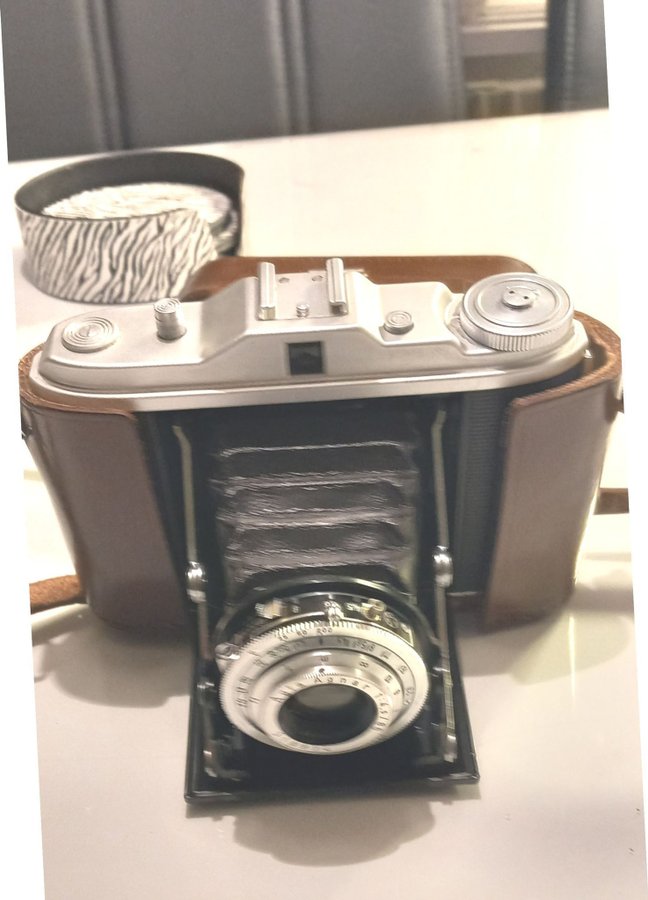 Gammal kamera med läderfodral agfa