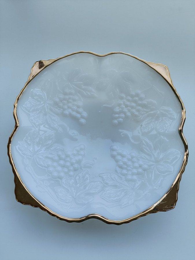 Vintage Anchor Hocking Milk Glass Gold Trim Bowl präglade druvor och löv skål