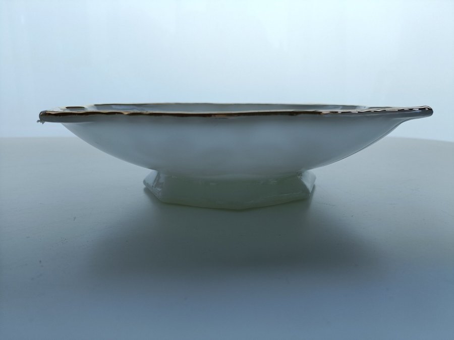 Vintage Anchor Hocking Milk Glass Gold Trim Bowl präglade druvor och löv skål