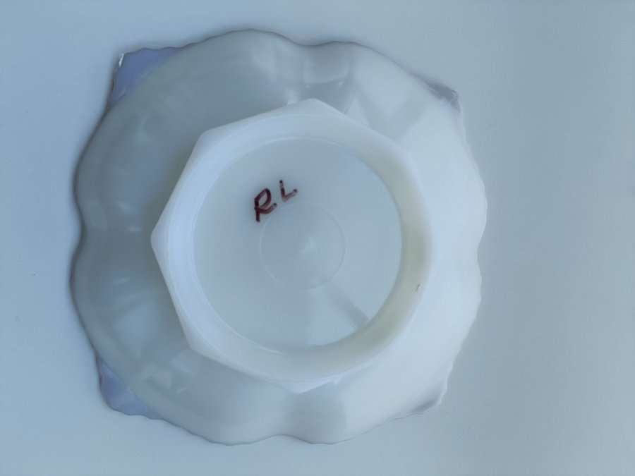 Vintage Anchor Hocking Milk Glass Gold Trim Bowl präglade druvor och löv skål