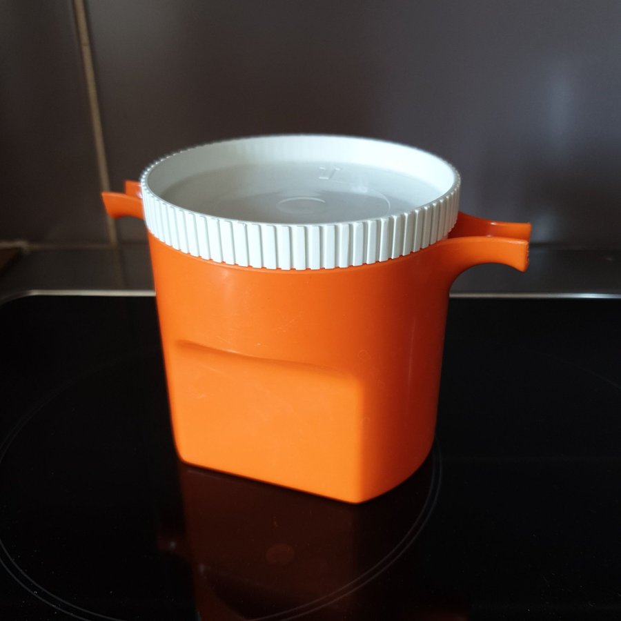 Orange plastkanna med lock, retro