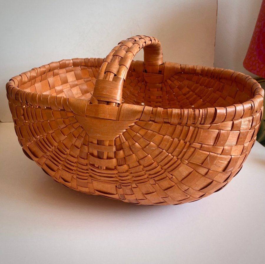 Äldre flätad korg modell större retro vintage handmade basket 1900-tal hemslöjd