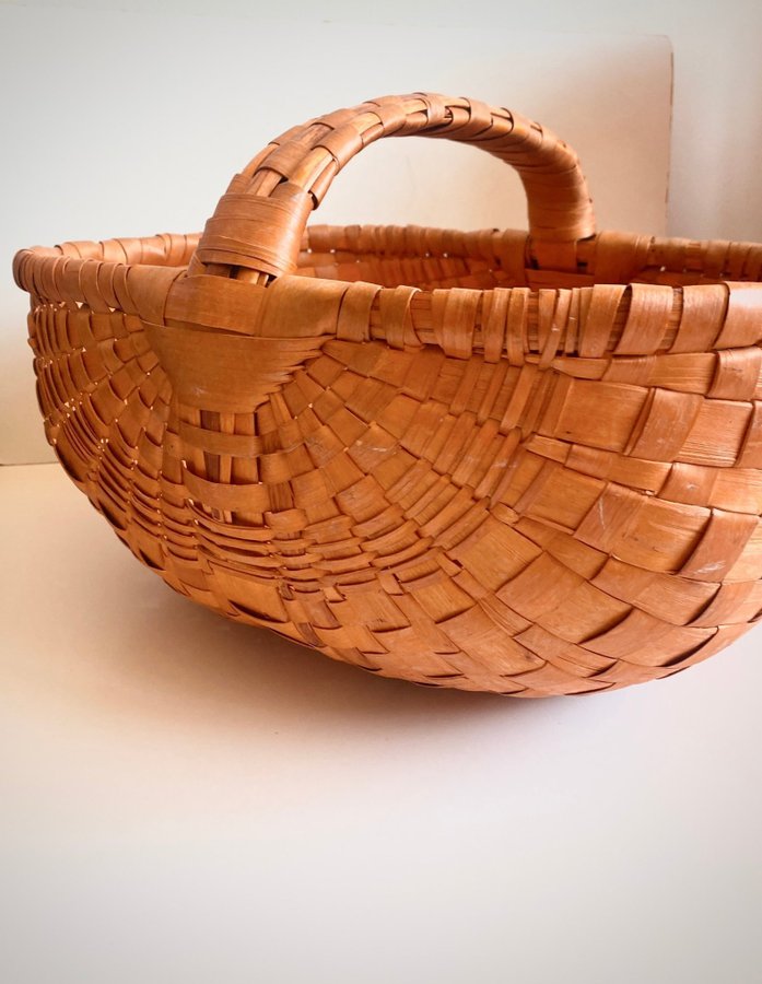 Äldre flätad korg modell större retro vintage handmade basket 1900-tal hemslöjd