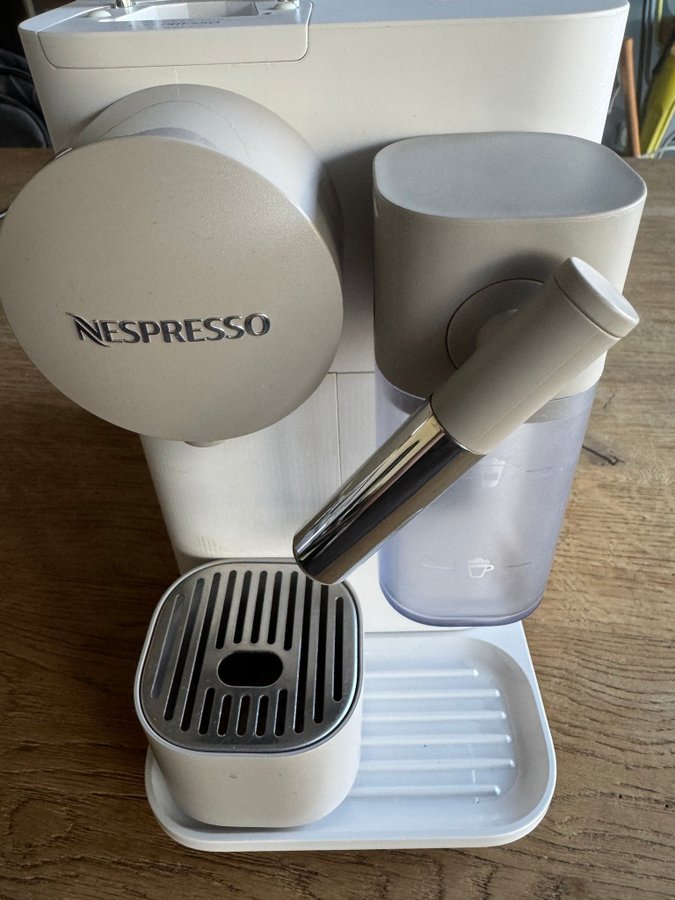 Nespresso Lattissima One F111