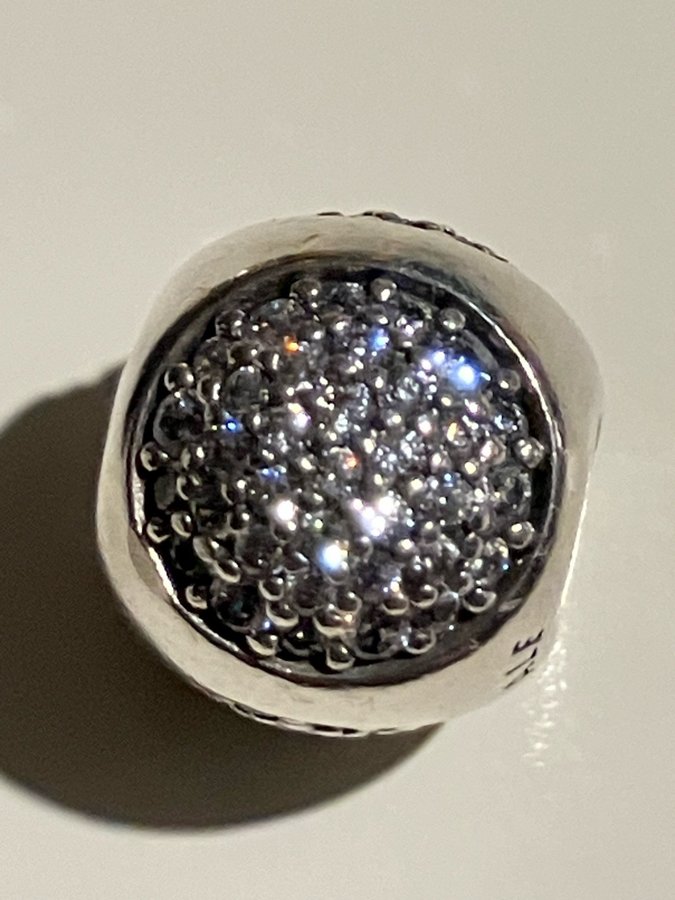 Pandora berlock med mycket glittrigt bling