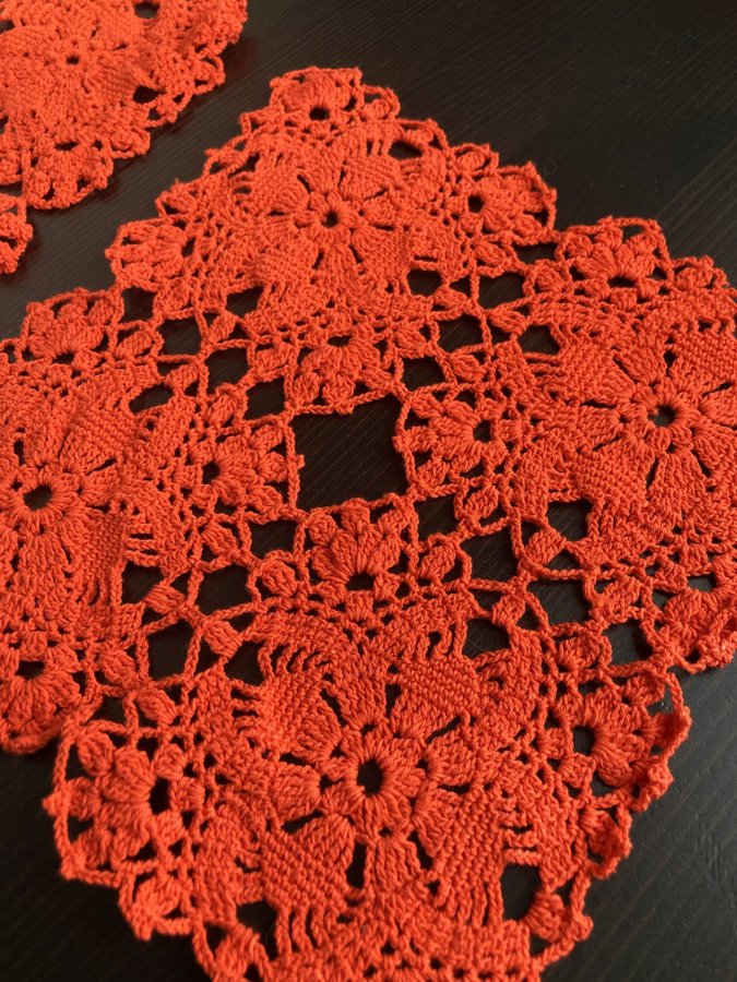 2 virkade små dukar orange doily retro vintage höst