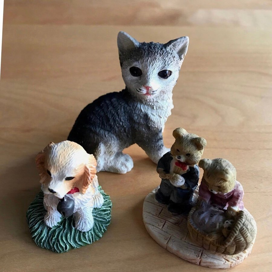 Tre figurer hund katt och björnfamilj