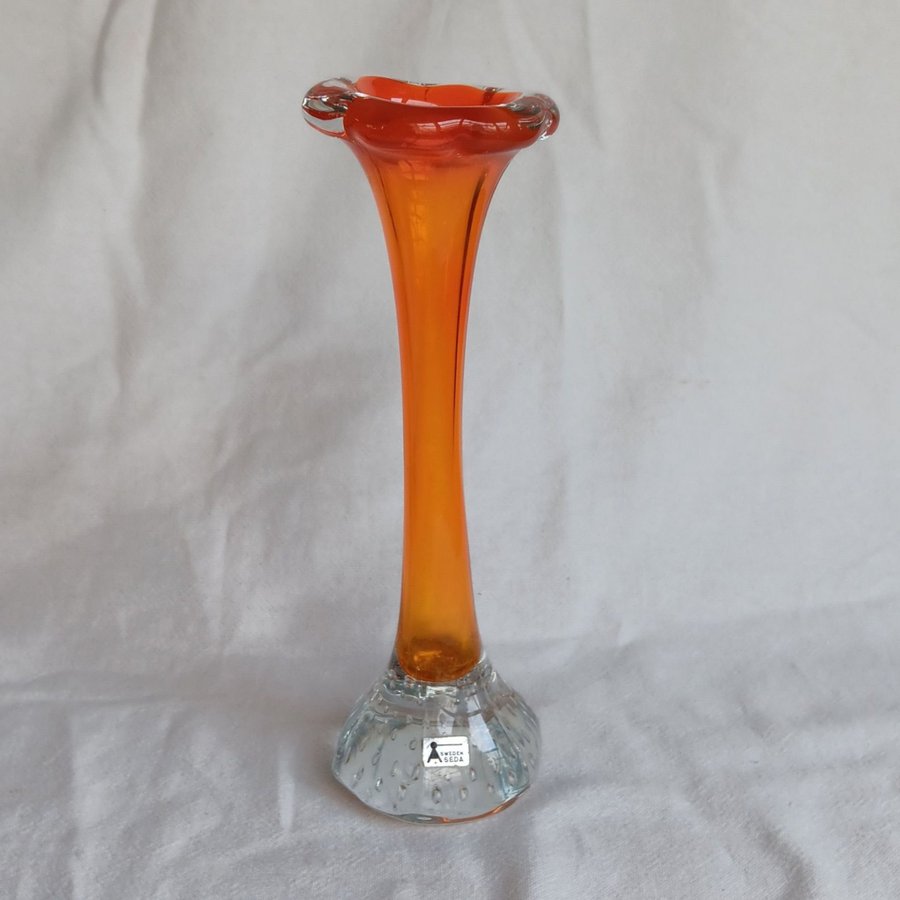 Glasvas, Åseda glasbruk, Bo Borgström, orange, etikettmärkt