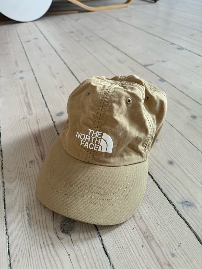 The North Face beige keps