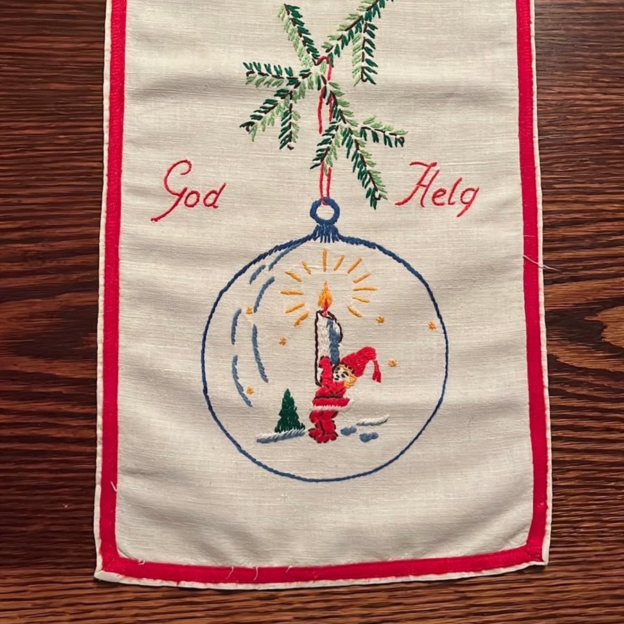 Julduk med broderi "God Jul", från ca 1950-talet.