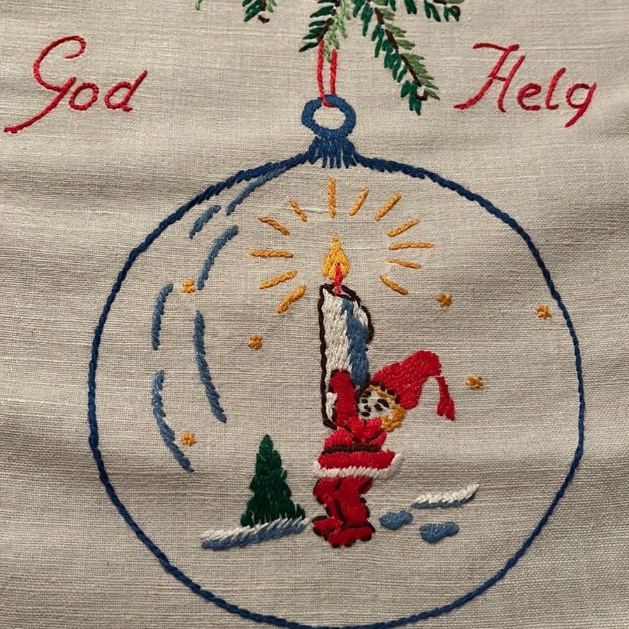 Julduk med broderi "God Jul", från ca 1950-talet.