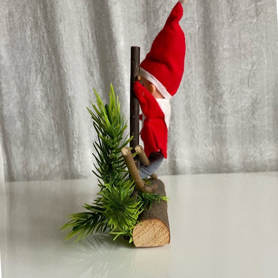 Retro 70-tals nisse i plast på trästock Jul och Advent