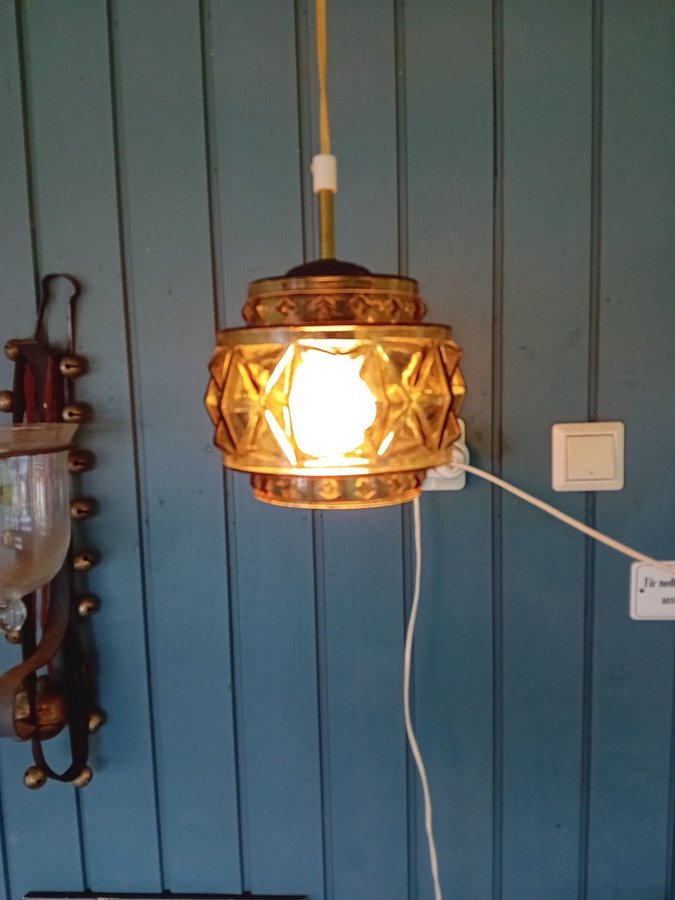 Taklampa Retro Bärnstenfärgat glas Takkupa mässing