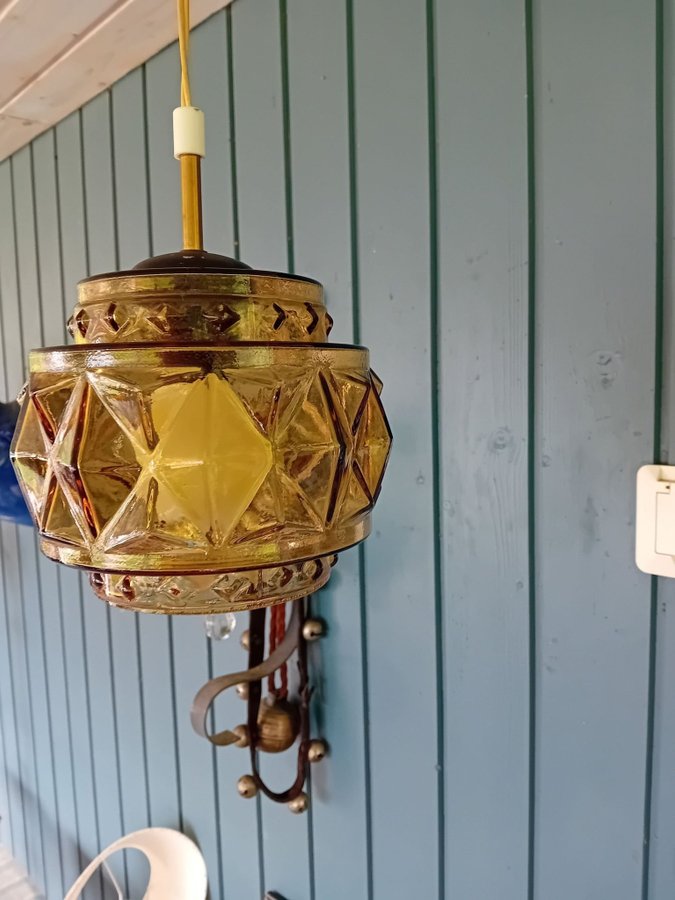 Taklampa Retro Bärnstenfärgat glas Takkupa mässing