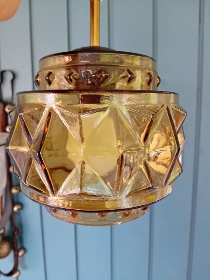 Taklampa Retro Bärnstenfärgat glas Takkupa mässing