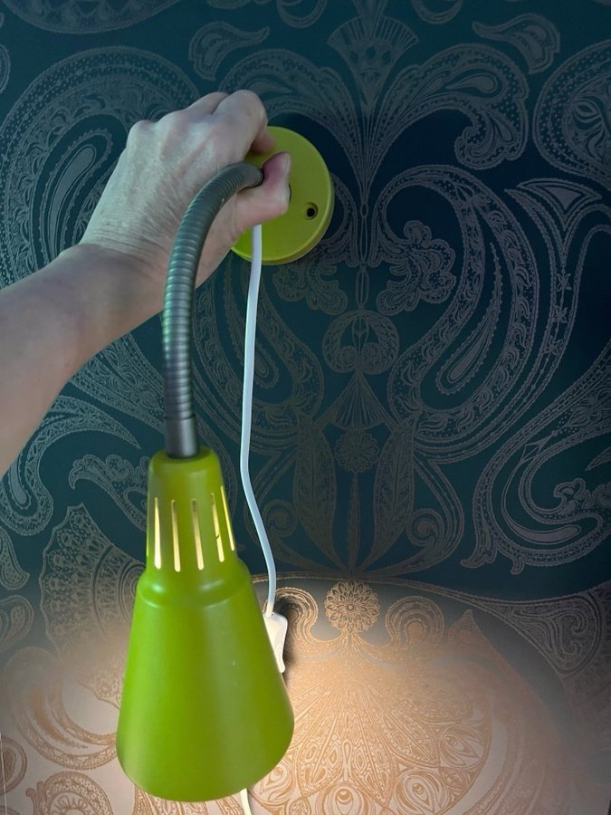 IKEA vintage lampa design Marianne grön Knut Högberg röd med glödlampa limegrön