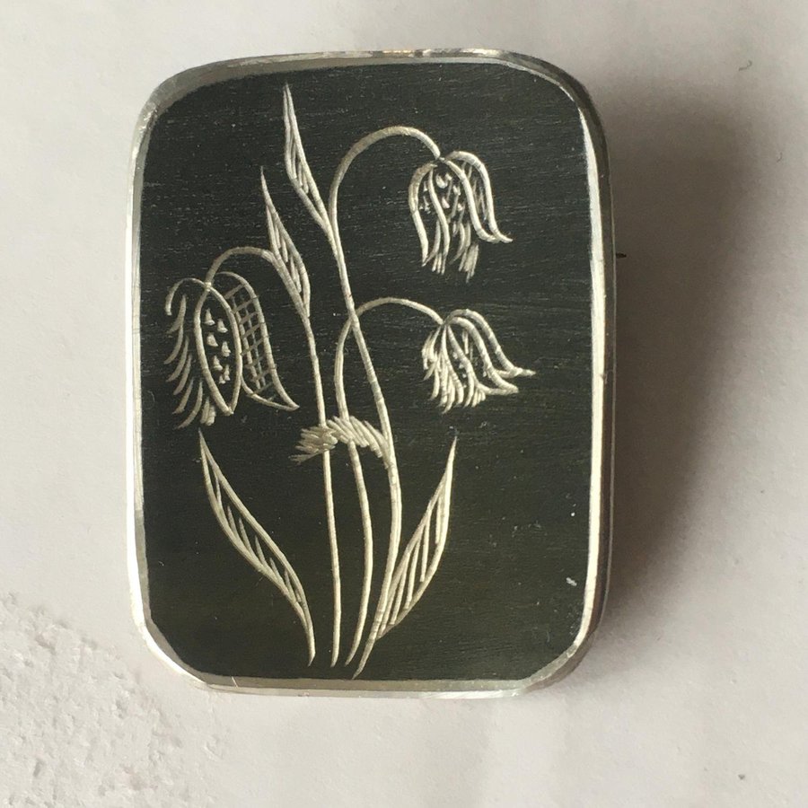 Blommor hängsmycke Tenn Pewter Se designerns namn på baksidan