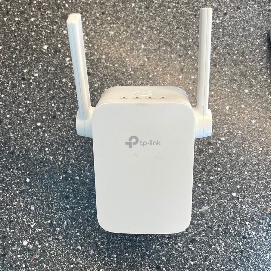 TP-Link AC1200 Wi-Fi Range Extender RE305