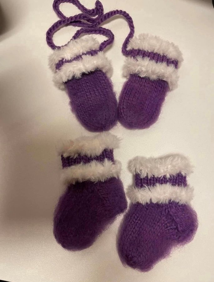 Handstickade Babysockar samt Vantar i 100% Ull, Storlek ca 0-3 mån