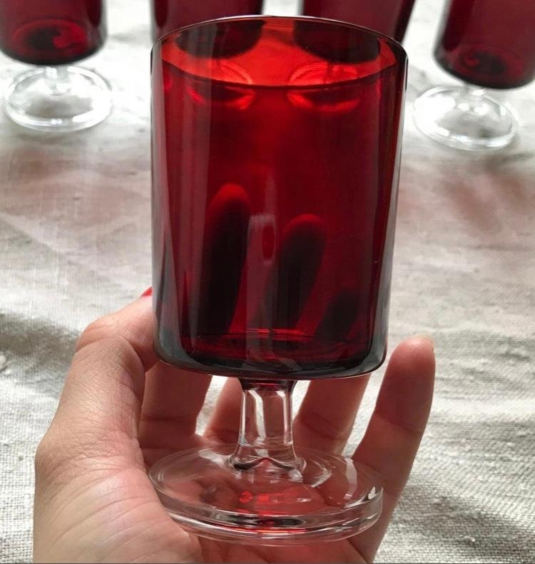 Äldre luminarc glas rött glas på fot säljs styckvis