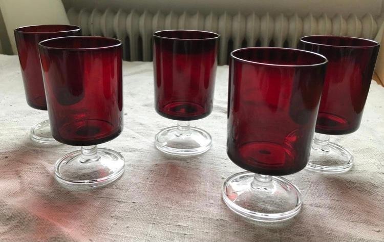 Äldre luminarc glas rött glas på fot säljs styckvis