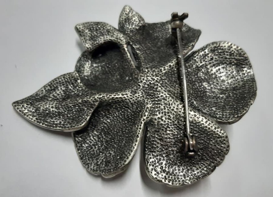 Smycke av metall form av en blomma vacker stilren brosch