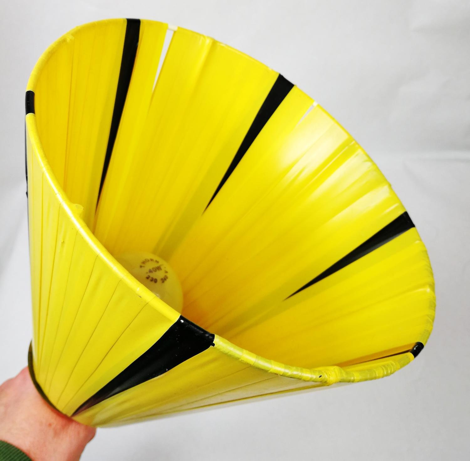 Vägglampa svängbar med plastband i gult och svart med mässingsdetaljer (Retro)