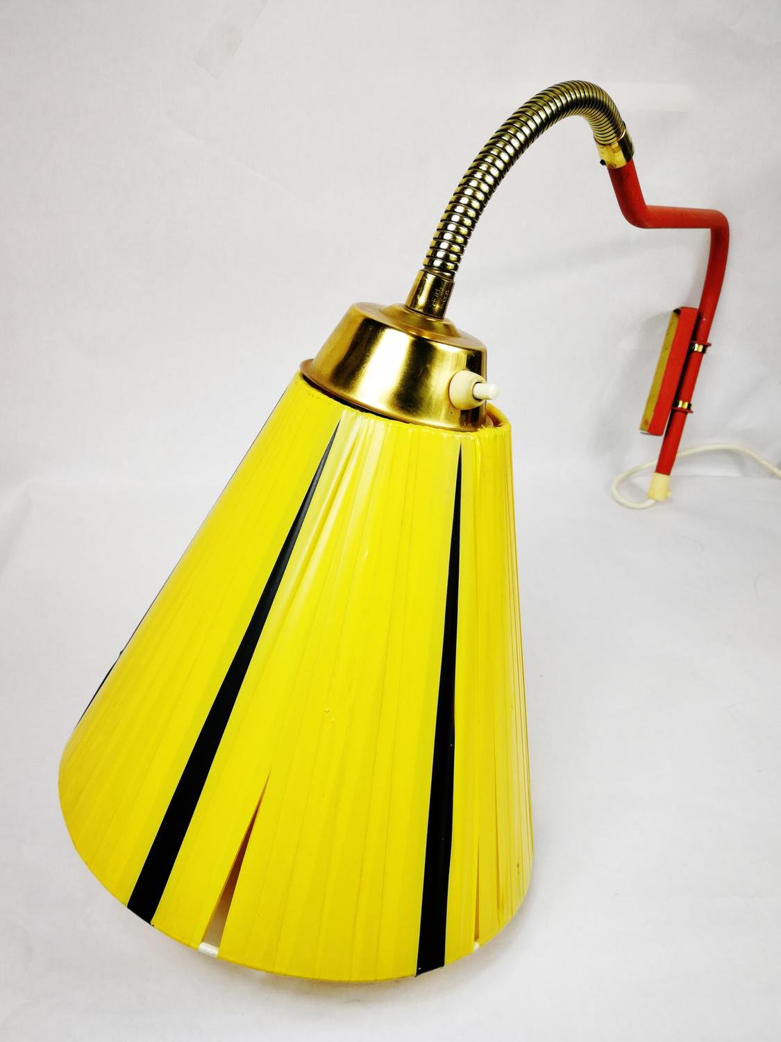 Vägglampa svängbar med plastband i gult och svart med mässingsdetaljer (Retro)