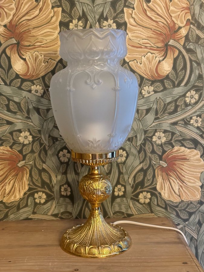 Så Vacker vintage bordslampa i mässing guld frostat glas fotogenlampa kupa