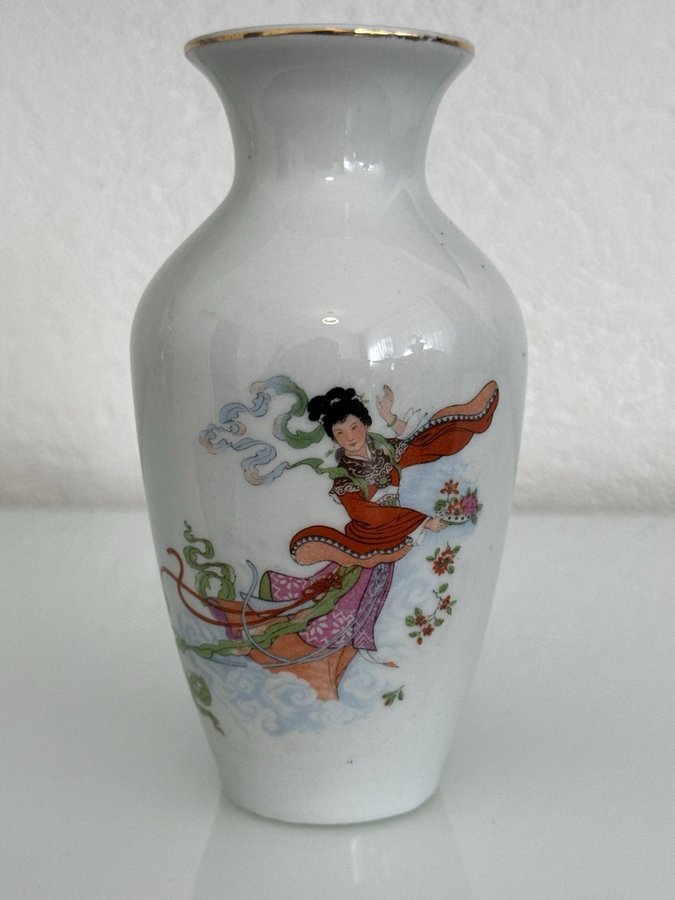 Vase mit chinesischer Malerei