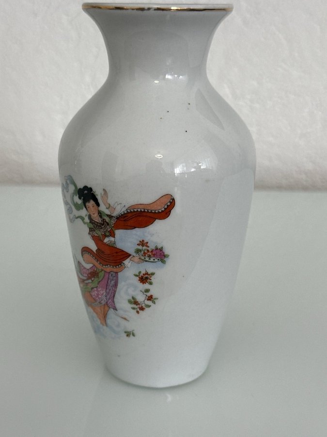 Vase mit chinesischer Malerei