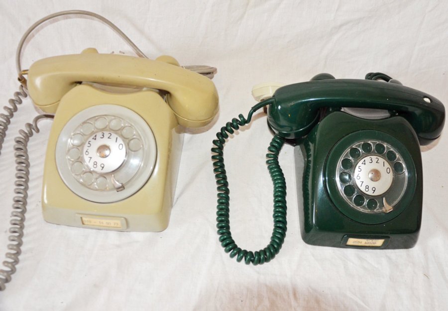 2 klassiska retro fasta telefoner varav grön med fabrikat LM Eriksson