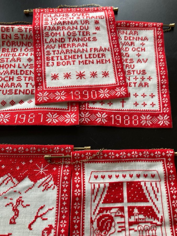 JUL broderade tavlor i korsstygn med text psalmer årtal bonad jultavla