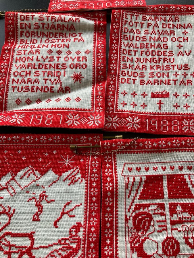 JUL broderade tavlor i korsstygn med text psalmer årtal bonad jultavla