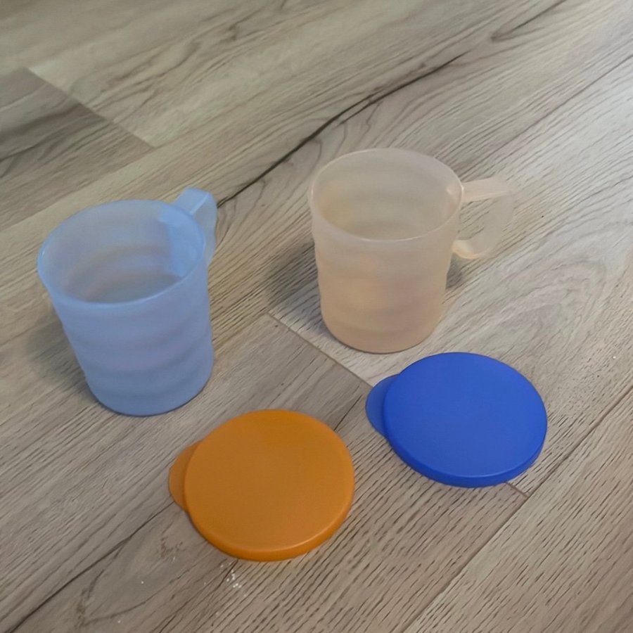 2 Tupperware muggar med lock och handtag