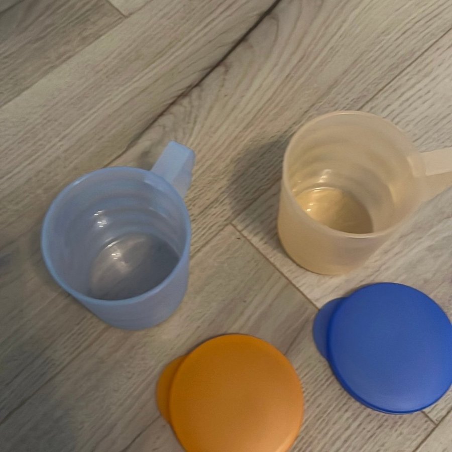 2 Tupperware muggar med lock och handtag