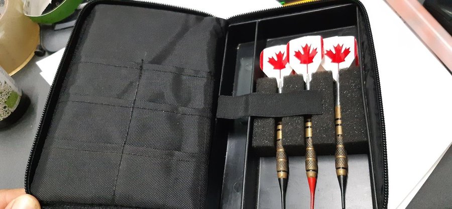 The Pak Dart fodral väska med 3 st pilar och Canada flagga dart
