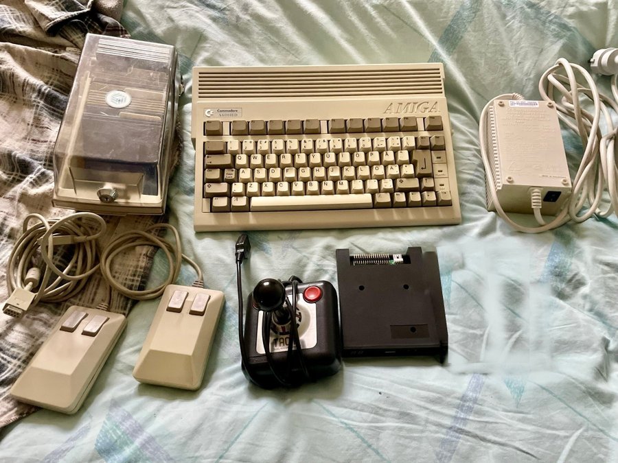 Commodore Amiga A600HD med tillbehör