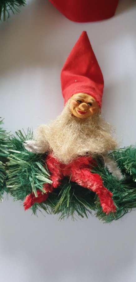 Antik dörrkrans/julkrans tomte av piprensare troligen papier maché /jul