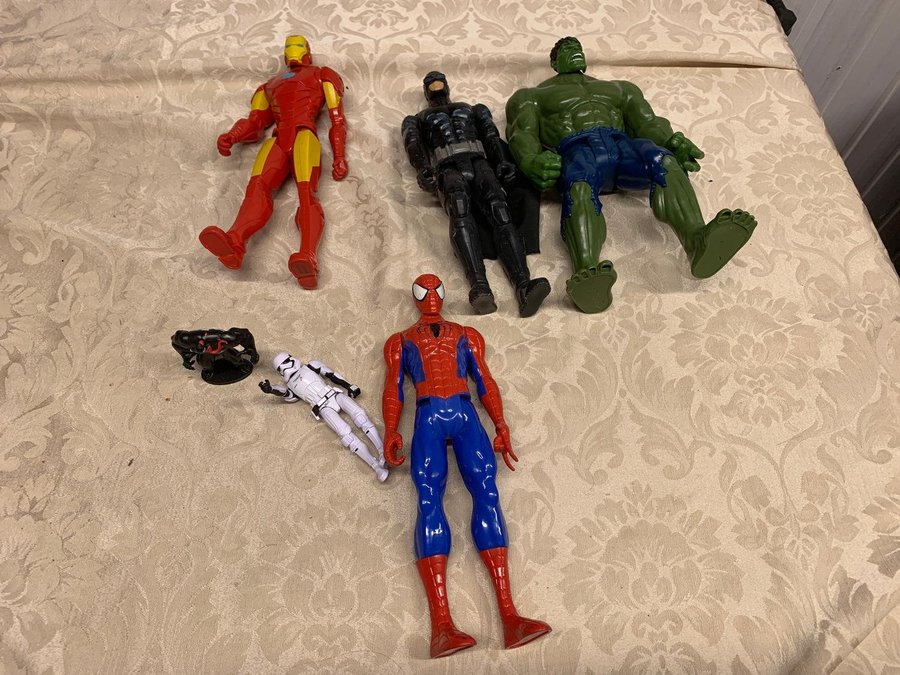 4 st stora action figurer 30 cm Hulken Spindelmannen Iron Man + 2 små