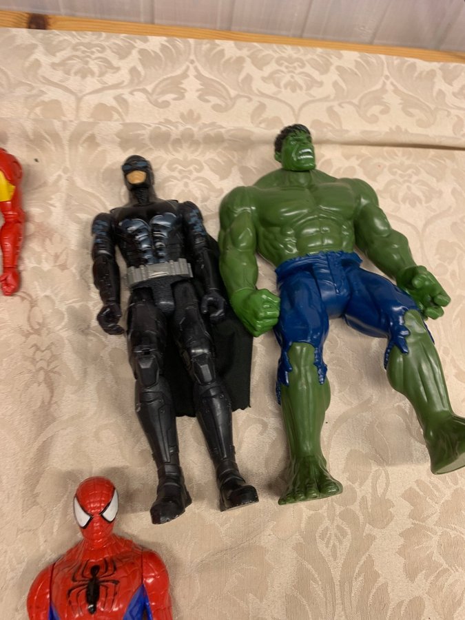 4 st stora action figurer 30 cm Hulken Spindelmannen Iron Man + 2 små