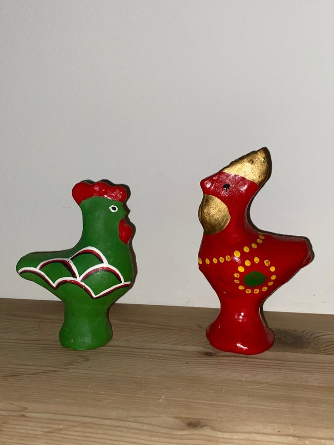 Två handgjorda lerfigurer av gökar lergök tuppar tupp hand made