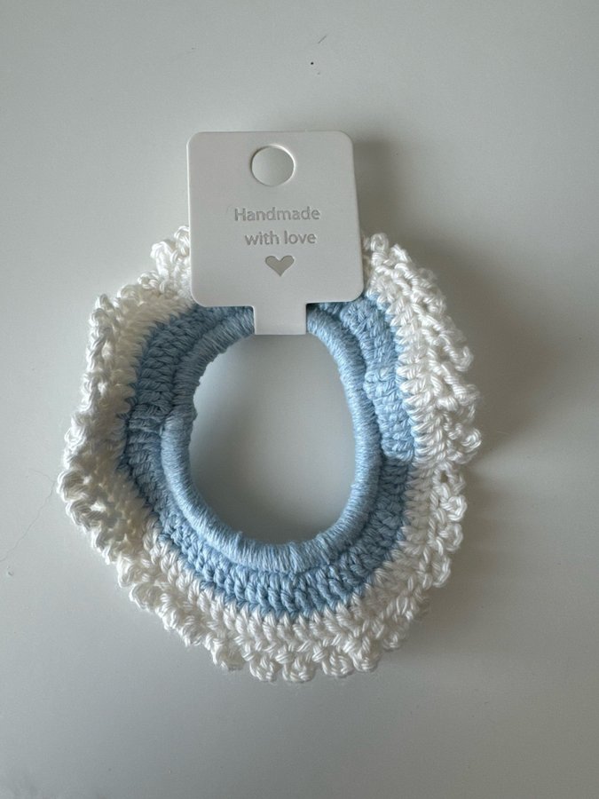 Handgjord virkad scrunchie med volanger