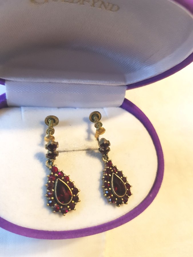 Äkta vintage - örhängen/earrings av gilded/förgylld metall m granater/garnets